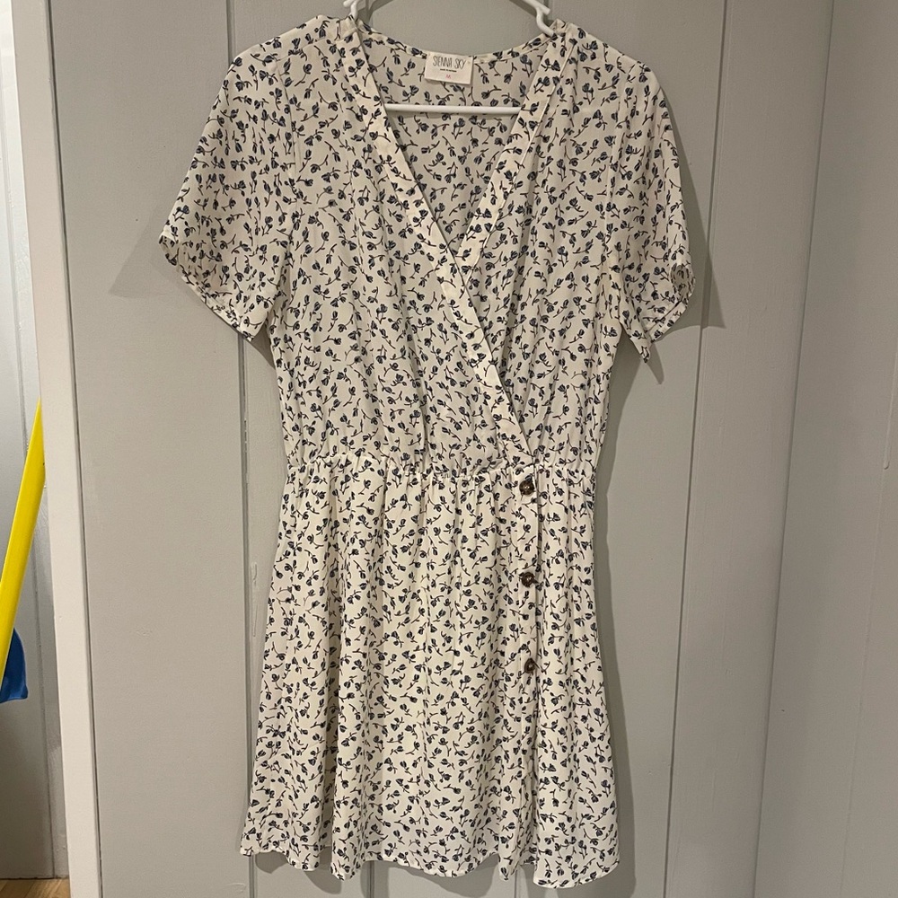 BUNDLE FOR DISCOUNT ✨ White and Blue Patterned Dress ✨ Women’s M
